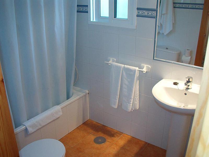 Hostal Las Acacias لوس كانيوس دي ميكا الغرفة الصورة