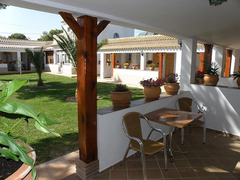 Hostal Las Acacias لوس كانيوس دي ميكا المظهر الخارجي الصورة